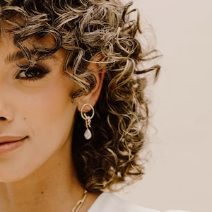 Pendientes de nudo Lennon, pendientes de perlas, pendientes de perlas doradas, pendientes de perla, pendientes de perlas de agua dulce, pendientes de nudo dorado