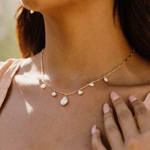 Tula Perlenkette, Perlenkette Choker, Strand-Brautschmuck, Süßwasserperlen-Halskette, Goldperlen-Choker, Keshi Perlen-Halskette