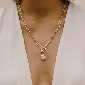 Collier de perles Lennon, collier à fermoir bascule, collier de perles unique, trombone en chaîne, collier de perles d'eau douce, collier de perles moderne