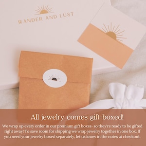 Puede incluir: Primer plano de un embalaje de joyas con el texto "WANDER AND LUST". La imagen muestra un peque&ntilde;o paquete de papel marr&oacute;n doblado con una pegatina blanca y un dise&ntilde;o de sol. Tambi&eacute;n se ven una caja de regalo y una tarjeta.
