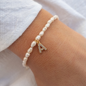 Pulseira de pérolas Meg, pulseira inicial, pulseira de dama de honra, pulseira de pérolas delicadas, pulseira de ouro, pulseira de contas de ouro, pulseira de pérolas de ouro