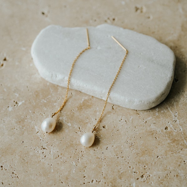 Cora Pearl Threaders, Boucles d'oreilles Gold Threader, Boucles d'oreilles minimalistes, Boucles d'oreilles Dainty Pearl, Boucles d'oreilles Pearl, Gold Pearl Threaders, Ear Threader