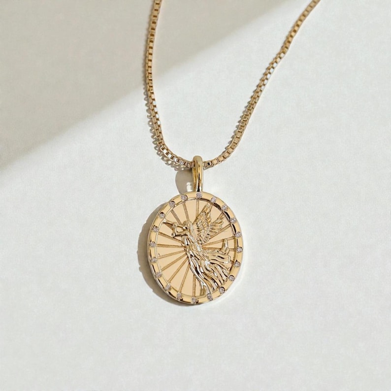 Collar de Ángel de la Guarda: Joya de Protección y Recuerdo, chapada en oro de 14 quilates. imagen 1
