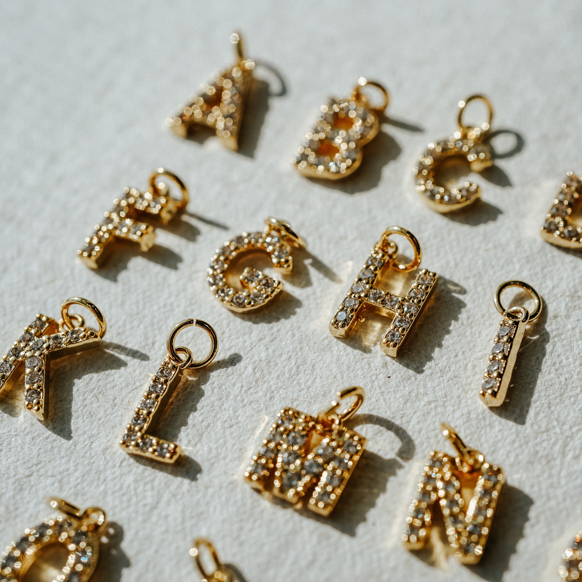 即日発送 ロゴチャームネックレス ペンダント HWイニシャル 限定