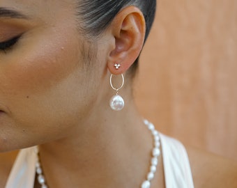 Emerson Pearl Ear Jacket, Pendientes colgantes de perlas, Joyería nupcial, Pendientes de boda, Pendientes de perlas de oro, Joyería moderna, Estilo Boho