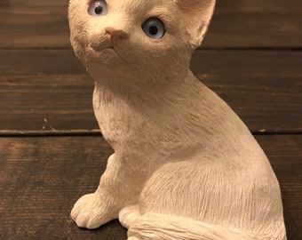 Sandra Brue SANDICAST White Sitting Kitten #217 Solid Blue Eyes