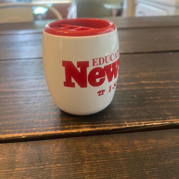 Portalápices de plástico vintage del programa educativo de Newsweek para escritorio.