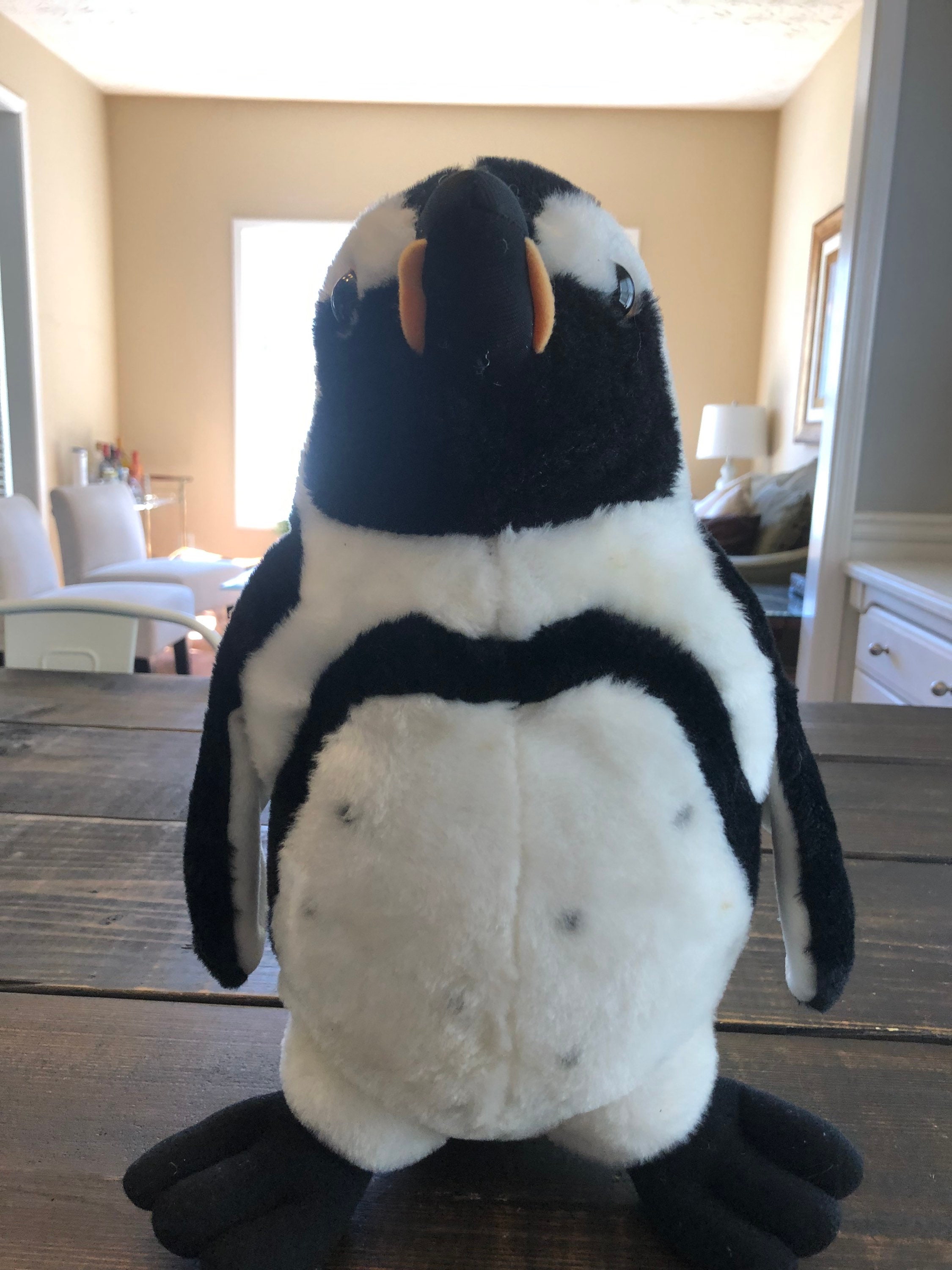 Pingouin floqué blanc H 13 cm Sous son blanc manteau - Personnages ,  peluches décoratives et automates - Décomania