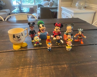 Vintage Lot Of Walt Disney Action Figures Cup Mickey Mini Donald Goofy Pooh