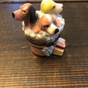 4 Hound Dogs in bath in Ceramic jar with lid