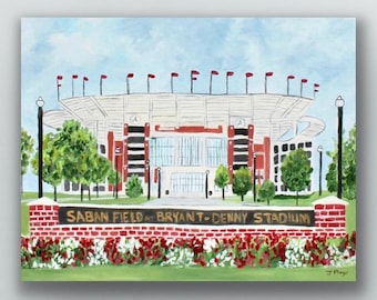 Op de afbeelding: Een aquarel van het Saban Field at Bryant-Denny Stadium met een grote witte stadionstructuur met rode accenten, groene bomen en een bakstenen muur op de voorgrond met de tekst Saban Field at Bryant-Denny Stadium.