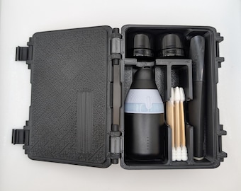 Estuche Puffco Proxy Core - Edición Saber – Almacenamiento de viaje con soporte para bastoncillos de algodón, compartimento para frascos y ranura para cuchillo caliente.