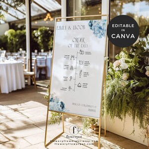 Può includere: Un cartello nuziale con cornice dorata con il testo "EMILY & JACOB ORDER OF THE DAY". Il cartello include un programma con illustrazioni e accenti floreali blu. Il testo "EDITABLE IN CANVA" è incluso.