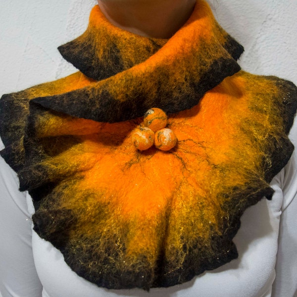 Écharpe orange et noire en laine feutrée - Echarpe au design unique avec une broche pour la fixer