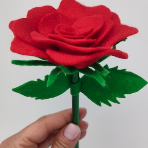 Lápiz con rosa roja en fieltro.