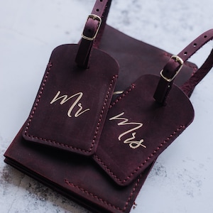 Gepersonaliseerde paspoorthoes en bagagelabel / Set voor 2 / Paspoorthouders en kofferlabel Mr & Mrs / Gepersonaliseerde leren paspoorthoezen //