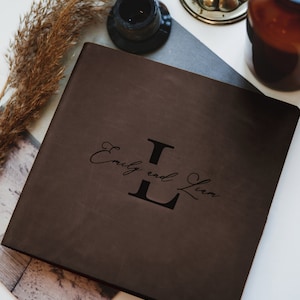 Personalisiertes Gästebuch in rustikalen Ledereinbänden mit Lasergravur // personalisiertes Hochzeitsgästebuch