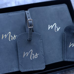 Customizable Suitcase tag set for two / Mr & Mrs // Wedding gift for Couple // Leather Luggage Tags// Customized Gift for Newlyweds image 8