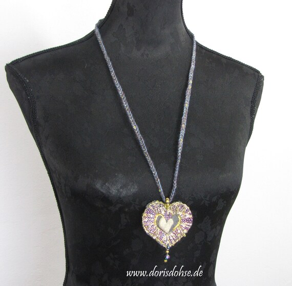 Schmuck Amulett Kette Textil Band Herz Form exklusiv See Glas exclusives Geschenk Upcycling Kette Geschenk Glücksbringer seltenes Fundstück