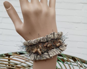 Stulpe Armband kunstvoll Unikat einzigartig zeitgenössisch Puls Wärmer Stick- und Häkel  Arbeit edel wertvoll