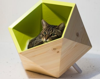 Mini geocama. Moderna cama icosaédrica de madera para un gato o gatito de tamaño pequeño.