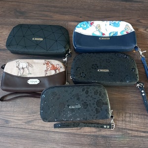Bolso de noche versátil que puede acomodar un teléfono inteligente. Compartimentos para tarjetas, efectivo y monedas, y lo esencial para una salida nocturna.