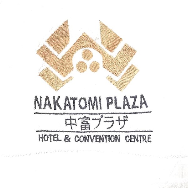 Toalla de mano bordada de Nakatomi Plaza - Regalo de la película Duro de Matar