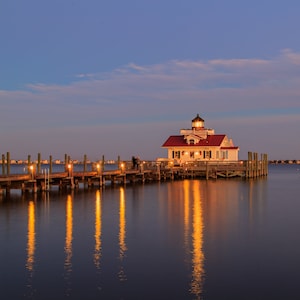 Manteo Navy Leuchtturm Dock Bereich Weihnachtszeit druckbare Kunst. Lichter und Weihnachtsdekor. Weihnachtsmann. Weihnachtskarte. Digitales Bild