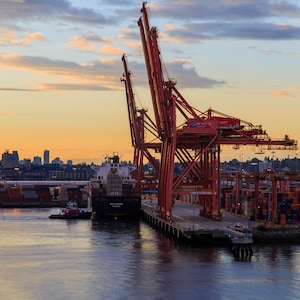De dokken en haven van Vancouver WA. Vroege ochtenduren. Baaigebied met vrachtschepen en laadapparatuur. Digitaal beeld