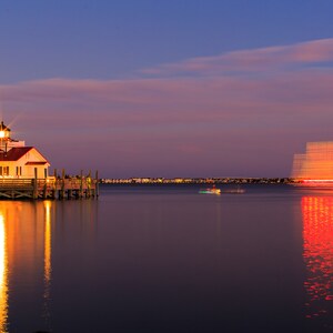Manteo Lighthouse Christmas Lights Art Print: vakantiescène (digitale afbeelding)