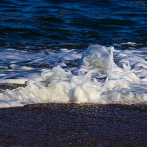 Afdrukbare kunst aan de kust van de oceaangolven. Muurafdruk strandhuis. Interieur aan wal. Cadeau oceaanliefhebber. Beukende golven. Digitale afbeelding