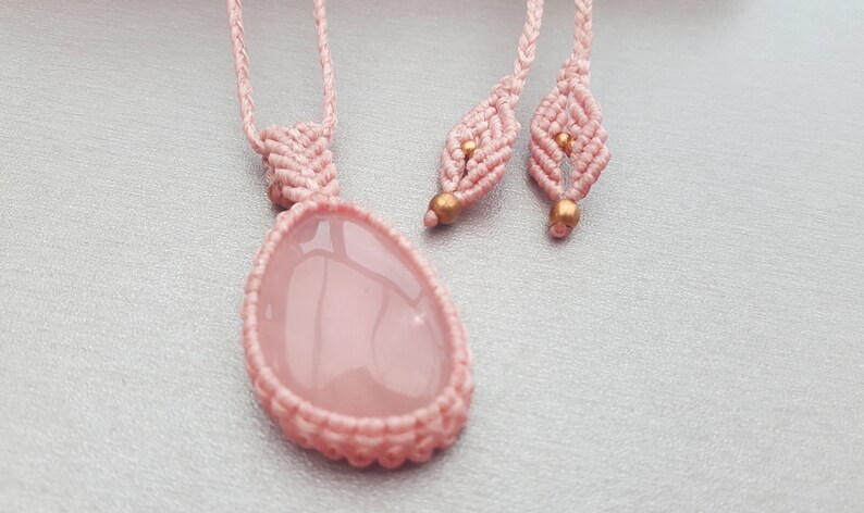 Pendentif Quartz RoseCollier Macram\u00e9 avec un Quartz RoseBijou UniqueFait main et Fair trade Collier ethniqueCollier Boh\u00e8meBoho Chic