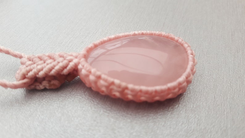 Pendentif Quartz RoseCollier Macram\u00e9 avec un Quartz RoseBijou UniqueFait main et Fair trade Collier ethniqueCollier Boh\u00e8meBoho Chic