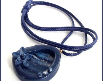 Collier pendentif bleu et or gold filled et cordon satiné bleu