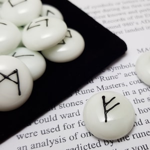 Witglazen oudere futhark-runen, 25-delige set