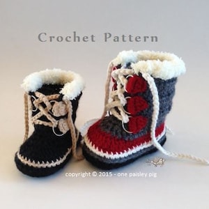 Puede incluir: Dos botines de bebé de ganchillo. Uno es negro con cordones y ribetes beiges, el otro es rojo, gris y blanco con cordones blancos. Ambos tienen ribete de piel sintética blanca en la parte superior. El texto "Crochet Pattern" está arriba.