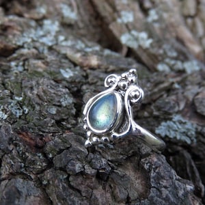 silver toering with small dots and dropshaped labradorite stone