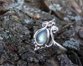 silver toering with small dots and dropshaped labradorite stone