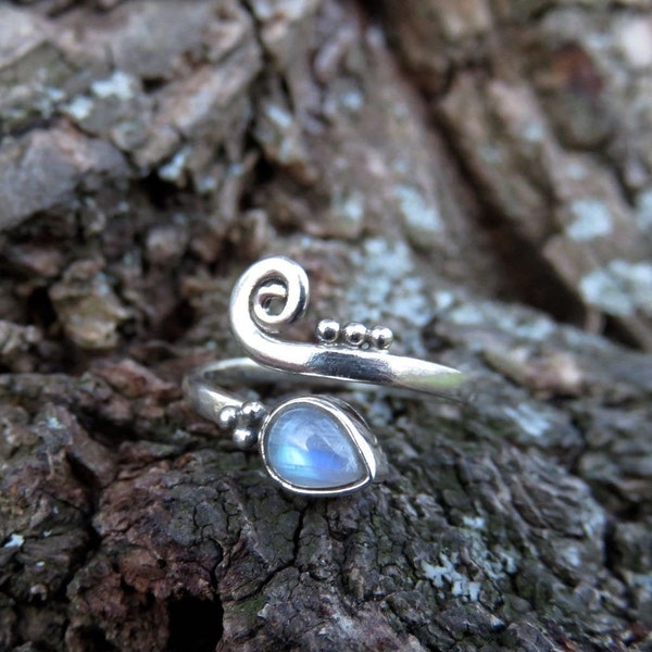 silver toering with spiral, small dots and dropshaped labradorite stone
