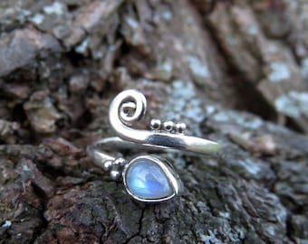 silver toering with spiral, small dots and dropshaped labradorite stone