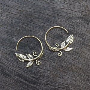aros pequeños con hojas y espirales de latón