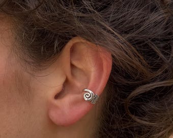 Small silver ear clip with spiral and filigree zigzag pattern – Boho ear cuff without ear piercing