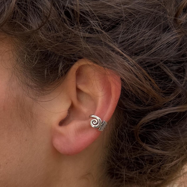 Small silver ear clip with spiral and filigree zigzag pattern – Boho ear cuff without ear piercing