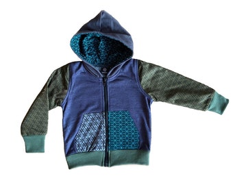 Graziosa felpa con cappuccio per bambini in look patchwork, maglione per bambini, giacca con cappuccio per bambini in verde blu grigio