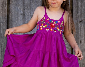 Vestido floral bordado de colores para niña en color morado.