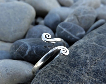 anillo de dedo simple con espirales plateadas
