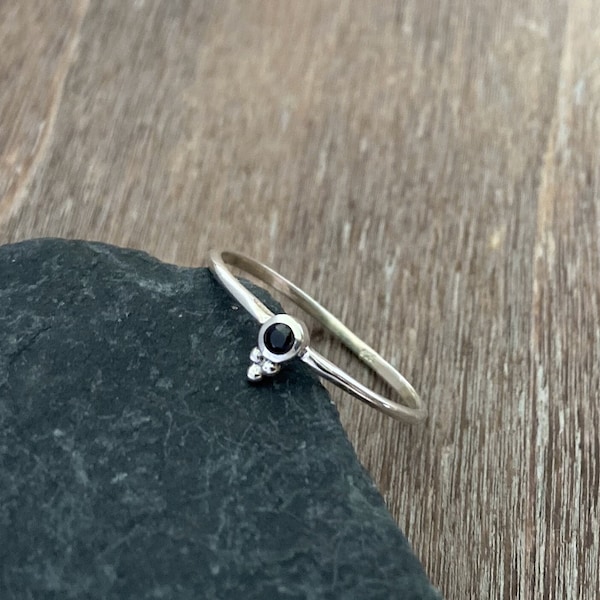 Bague délicate en argent avec une petite pierre spinelle noire facettée et trois perles