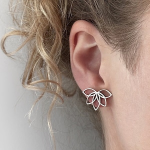 Pendientes de media flor de loto de plata, pendientes de loto, pendientes de flor de loto