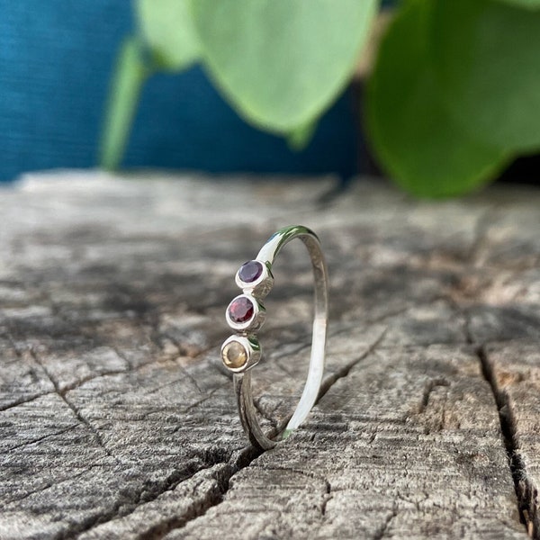 filigraner Ring mit drei kleinen facettierten Steinen aus Silber