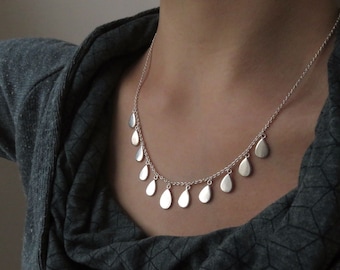 Collier avec petites larmes en argent, collier en argent avec larmes, collier en argent avec larmes